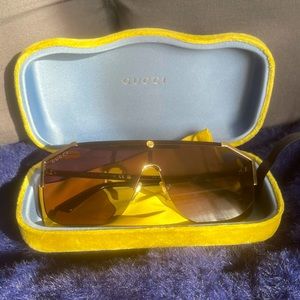 NEW GUCCI SUNGLASSES WITH CASE/ Black + Gold